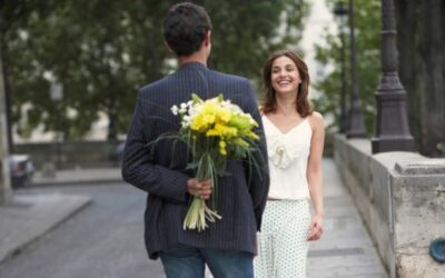 SI UN DESCONOCIDO TE REGALA FLORES, TÚ PIENSAS